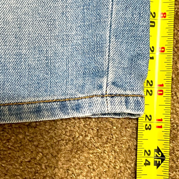 BEAUTIFUL PAIR OF GUESS LIGHT INDIGO WASH DISTRESSED DENIM JEAN SHORTS SIZE 33W! - Picture 9 of 16